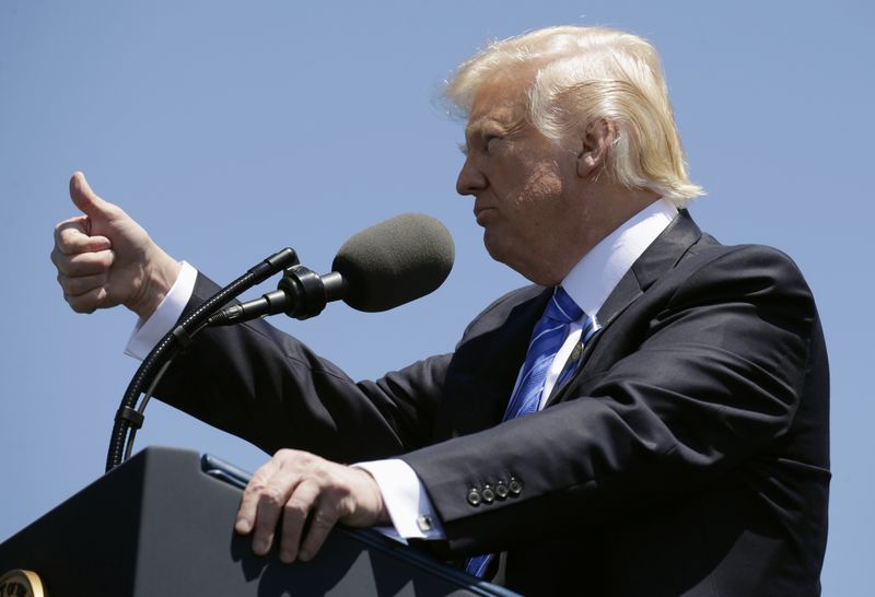 © Reuters. President Donald Trump speaks at the National Peace Officers Memorial Service on the West Lawn of the U.S. Capitol in Washington