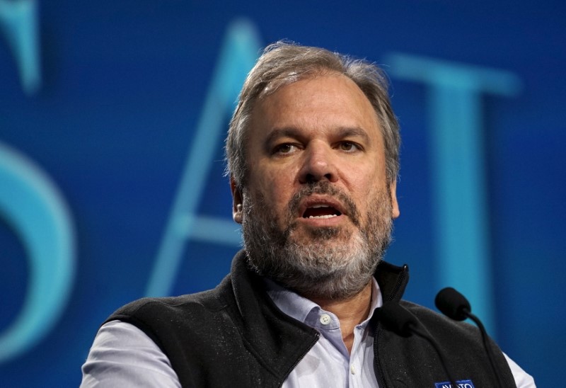 © Reuters. John Burbank III, founder of Passport Capital, speaks on a panel at the annual Skybridge Alternatives Conference (SALT) in Las Vegas