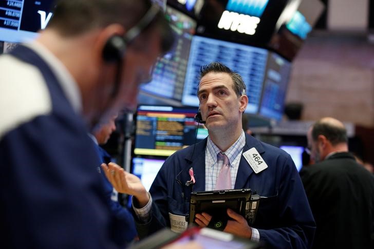 © Reuters. Traders work on the floor of the NYSE in New York