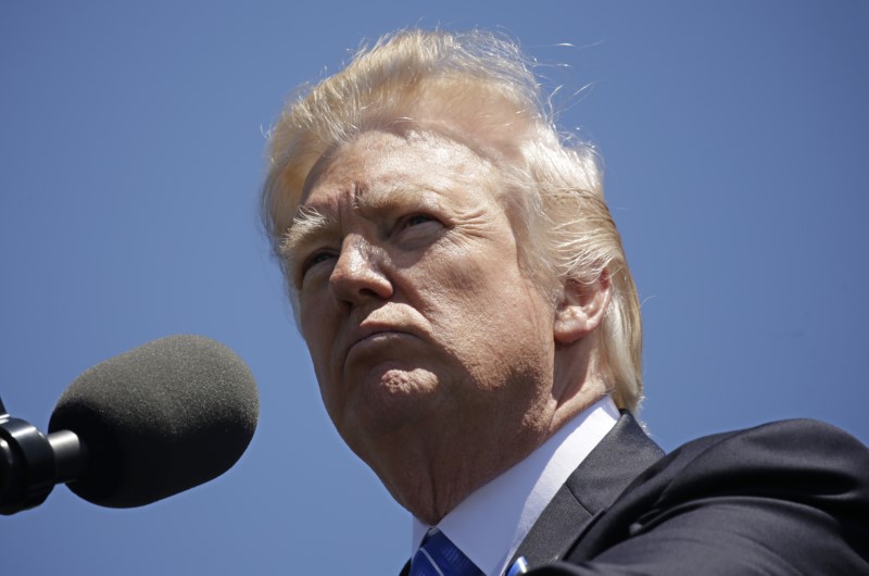 © Reuters. President Donald Trump speaks at the National Peace Officers Memorial Service on the West Lawn of the U.S. Capitol in Washington