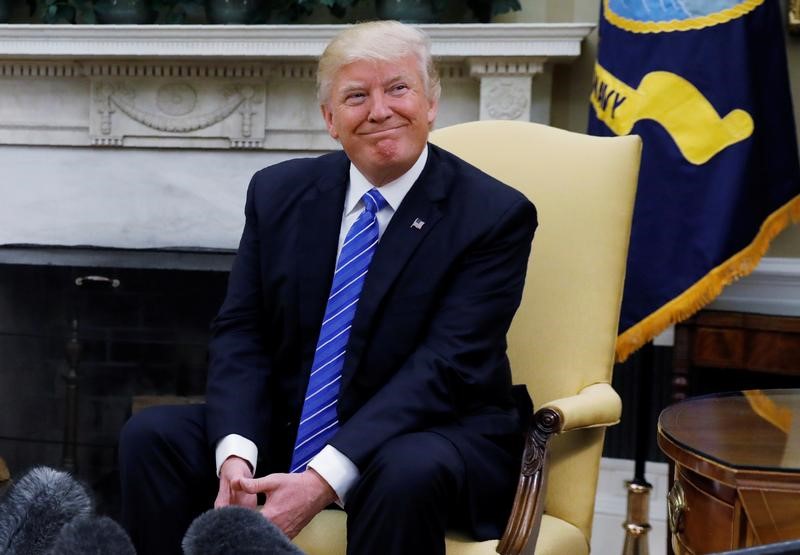© Reuters. Presidente dos Estados Unidos, Donald Trump, escuta pergunta de jornalista no Salão Oval da Casa Branca, em Washington