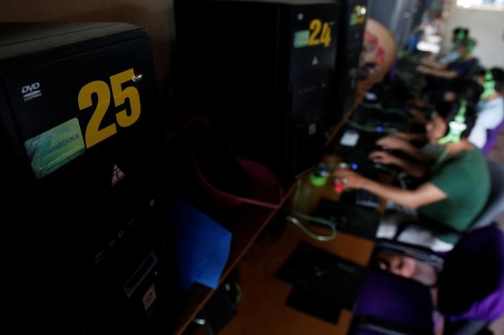 © Reuters. Homens usam computador no Vietnã