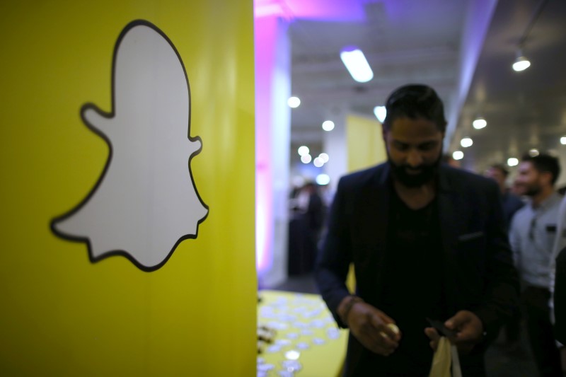 © Reuters. The logo of messaging app Snapchat is seen at a booth at TechFair LA, a technology job fair, in Los Angeles