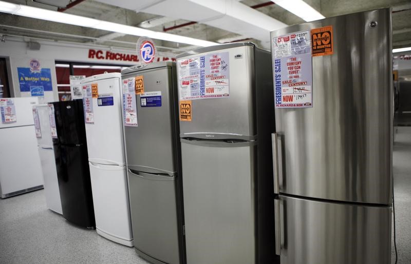 © Reuters. A row of refrigerators are on sale in a store selling home appliances and electronics in New York