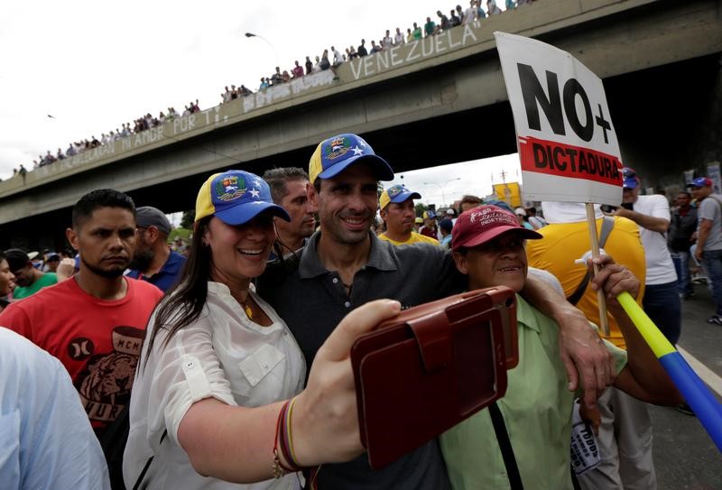 © Reuters. Opositores en Venezuela bloquean vías en protesta contra Maduro, muere una persona