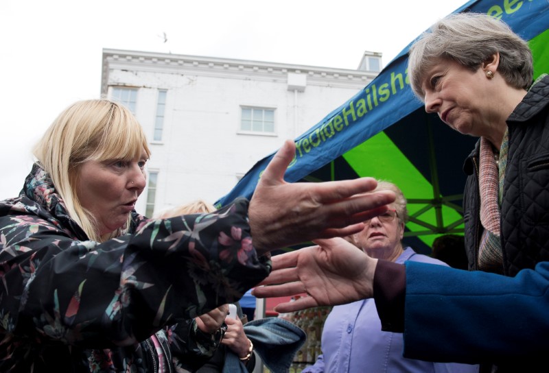 © Reuters. Britain's Prime Minister Theresa May makes a campaign visit to Abingdon Market near Oxford