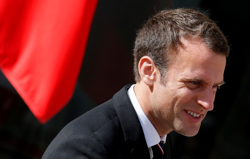 © Reuters. MACRON IRAIT À LAUSANNE DÉFENDRE LES JO 2024 À PARIS