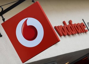 © Reuters. Vodafone anuncia pérdidas de 6.100 millones, pero mejora cuentas en España