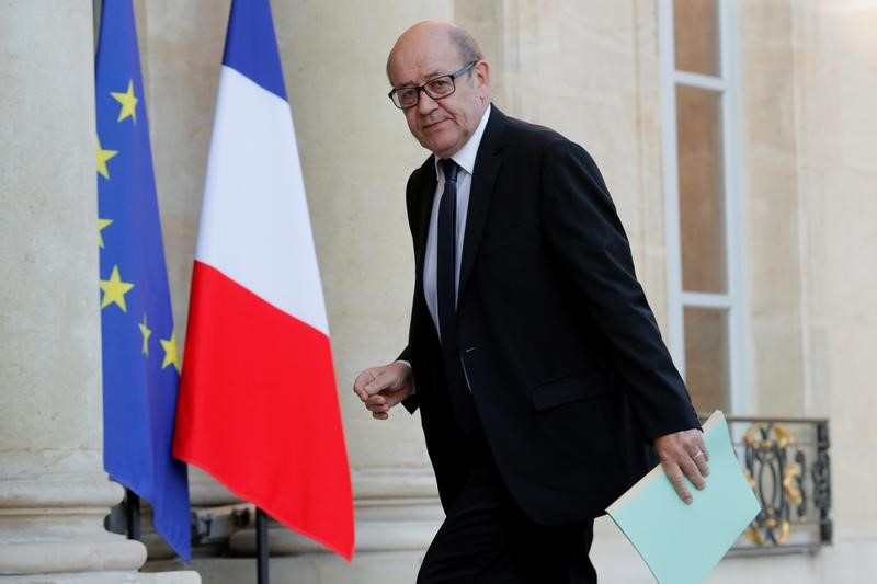 © Reuters. LE DRIAN REÇU À MATIGNON