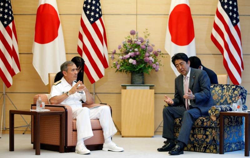 © Reuters. Admiral Harris, Commander of the U.S. Pacific Command, meets with Japan's PM Abe at Abe's official residence in Tokyo