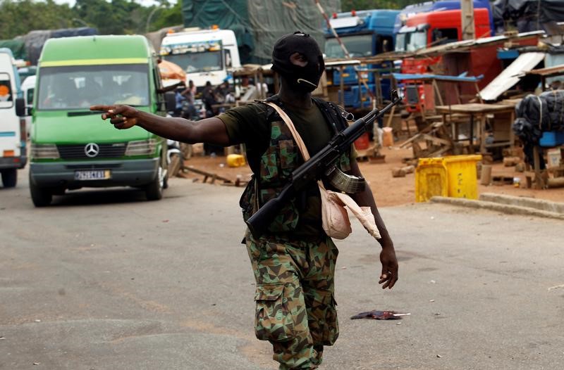 © Reuters. متحدث باسم التمرد: بعض جنود ساحل العاج تلقوا العلاوات