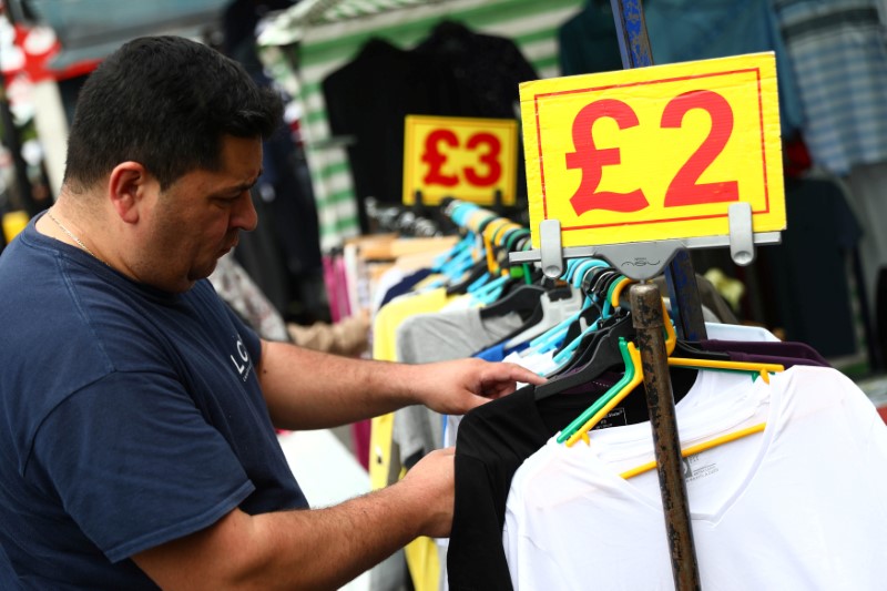 © Reuters. A man browses a market stall in London
