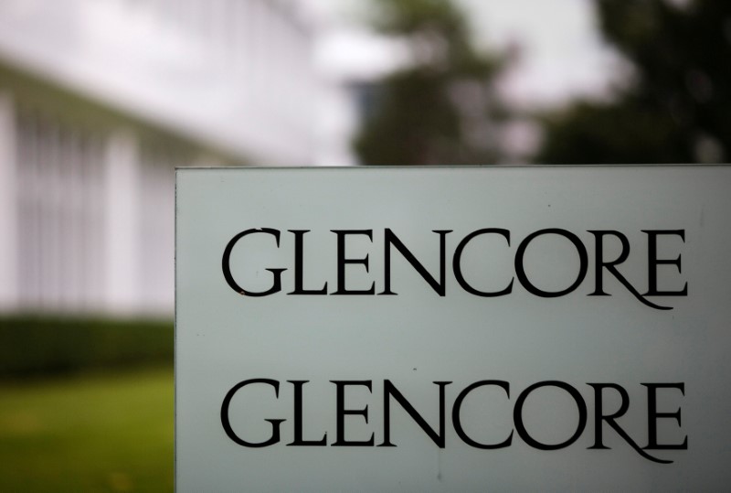 © Reuters. FILE PHOTO: The logo of Glencore is seen in front of the company's headquarters in Baar