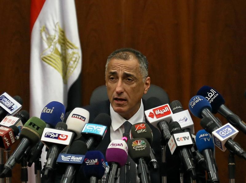 © Reuters. المركزي المصري يلغي سقف المئة ألف دولار لتحويلات الأفراد "قريبا"