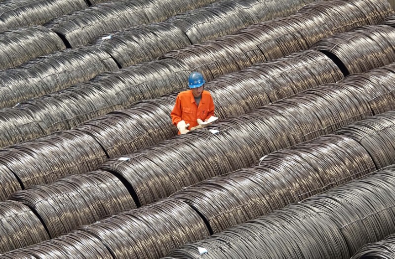 © Reuters. A worker checks steel wires at a warehouse in Dalian, Liaoning province