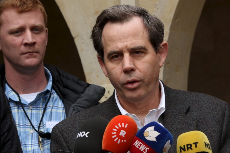 © Reuters. U.S. Ambassador to Iraq Stuart Jones speaks to the media at Lalish temple in Shikhan, Iraq