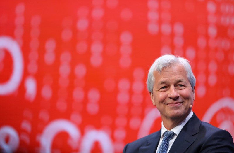 © Reuters. Jamie Dimon, Chairman and CEO of JPMorgan Chase & Co. speaks during the Milken Institute Global Conference in Beverly Hills, California