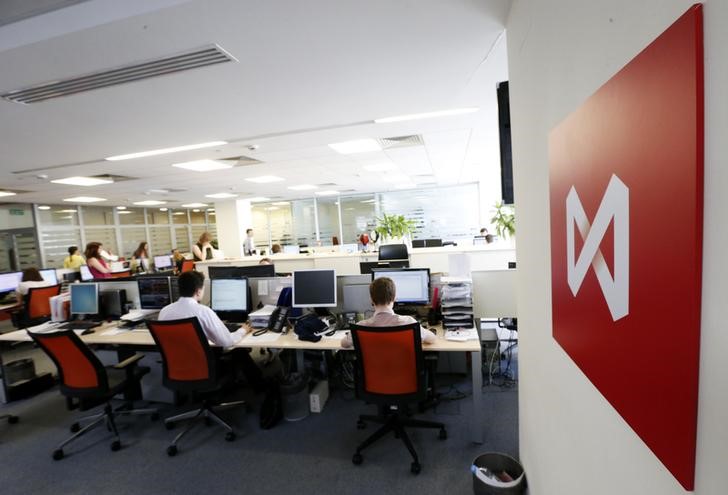 © Reuters. Employees work on the floor of the Moscow Exchange