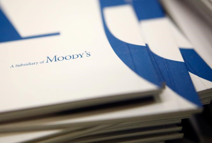 © Reuters. Booklets are seen during a conference of Midroog, the Israeli affiliate of Moody's Investors Service, in Tel Aviv