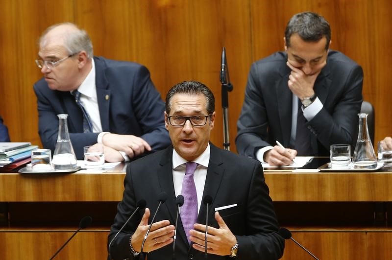 © Reuters. Head of FPOe Strache delivers a speech in front of Austria's  Justice Minister Brandstetter and Chancellor Kern during a session of the parliament in Vienna