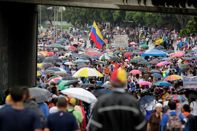 © Reuters. Opposition supporters participate on a blockade in an avenue while rallying against Maduro in Caracas