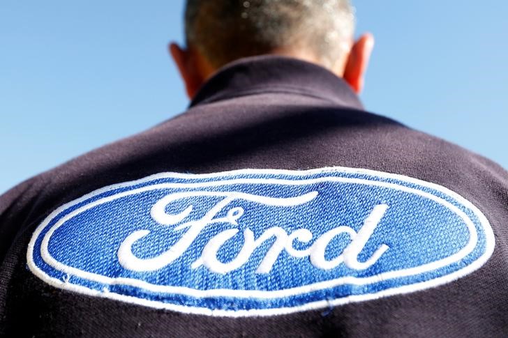 © Reuters. The Ford logo is seen on a t-shirt of an employee in Cuautitlan Izcalli