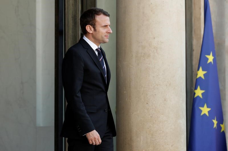 © Reuters. French President Emmanuel Macron waits for a guest on the steps at the Elysee Palace in Paris