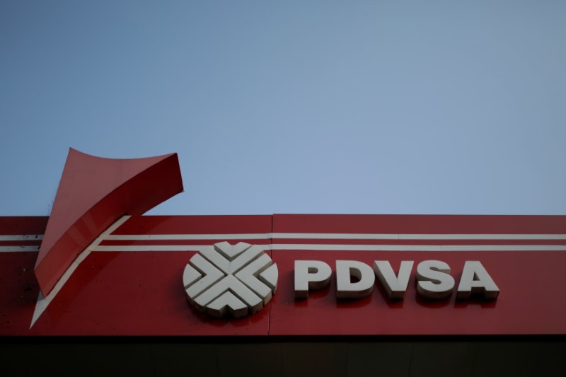 © Reuters. The corporate logo of the state oil company PDVSA is seen at a gas station in Caracas