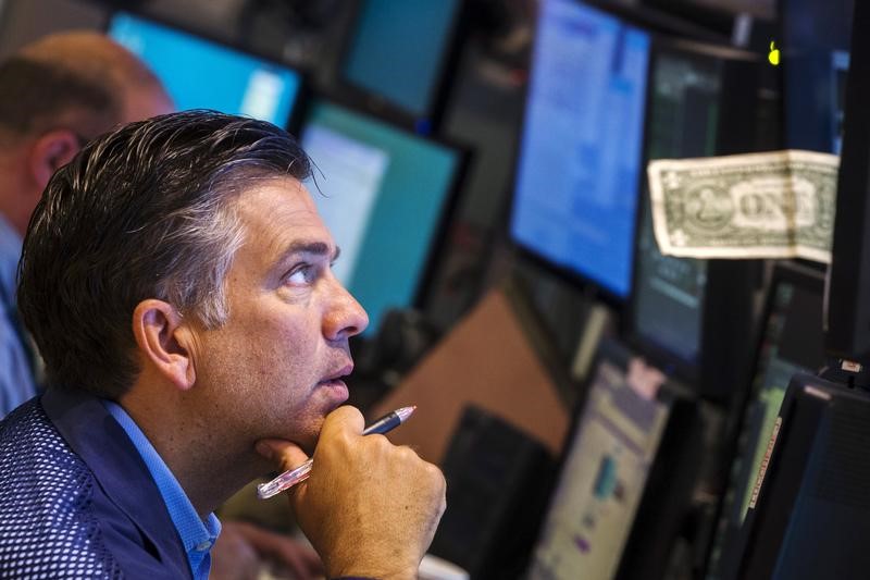 © Reuters. WALL STREET FINIT SUR UNE NOTE INDÉCISE