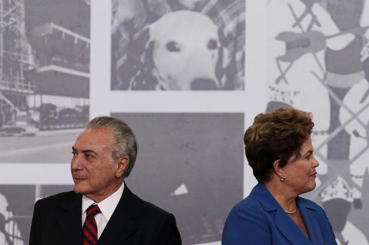 © Reuters. O atual presidente do Brasil, Michel Temer, ao lado da ex-presidente Dilma Rousseff durante cerimônia no Palácio do Planalto, em Brasília