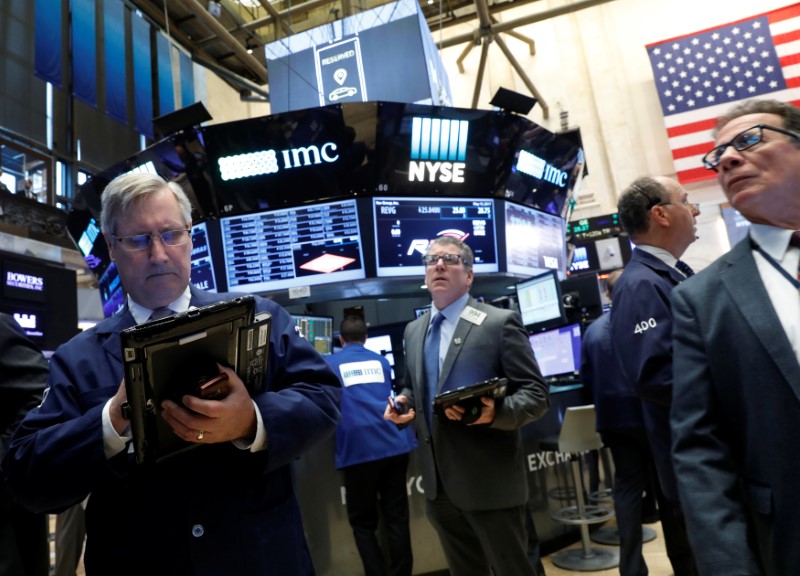 © Reuters. Traders work on the floor of the NYSE in New York