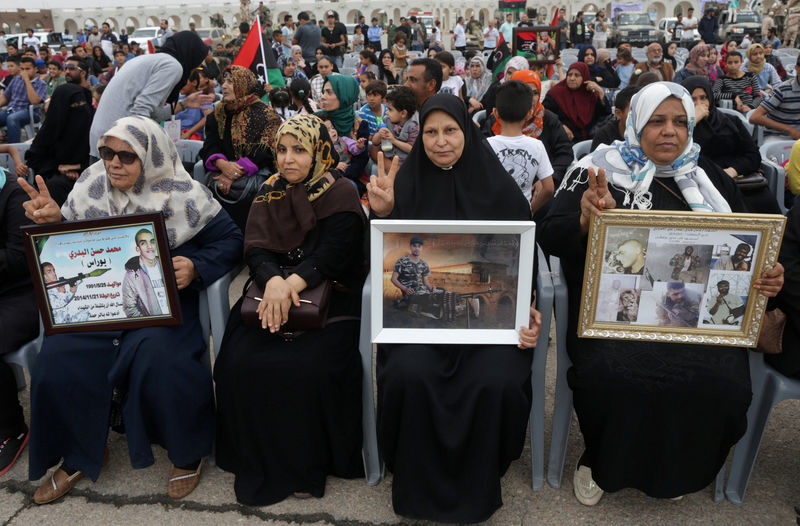 © Reuters. Women take part in celebrations marking the third anniversary of Libyan National Army's ÒDignityÓ operation against Islamists and other opponents, in Benghazi