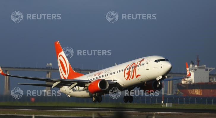 © Reuters. Avião da Gol decola do aeroporto Santos Dumont no Rio de Janeiro