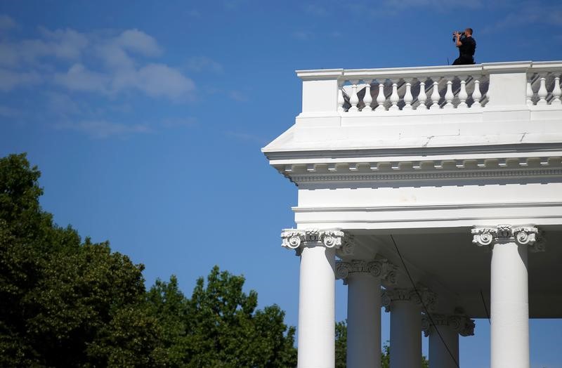 © Reuters. جهاز الخدمة السرية: إغلاق البيت الأبيض بعدما قفز شخص على حاجز قرب سوره