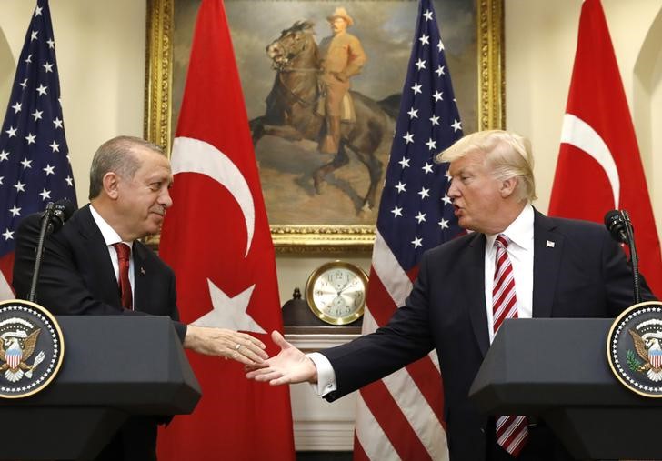 © Reuters. إردوغان وترامب يشيدان بالعلاقات الثنائية وسط توتر