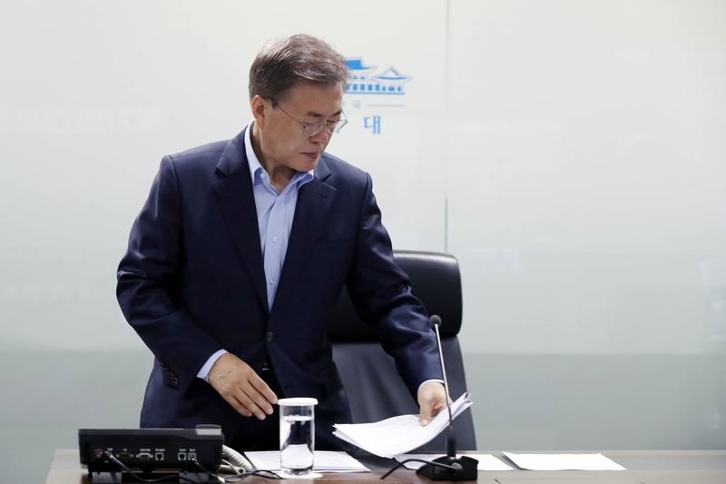 © Reuters. كوريا الجنوبية: يجب إعادة فتح قنوات الاتصال مع الشمال