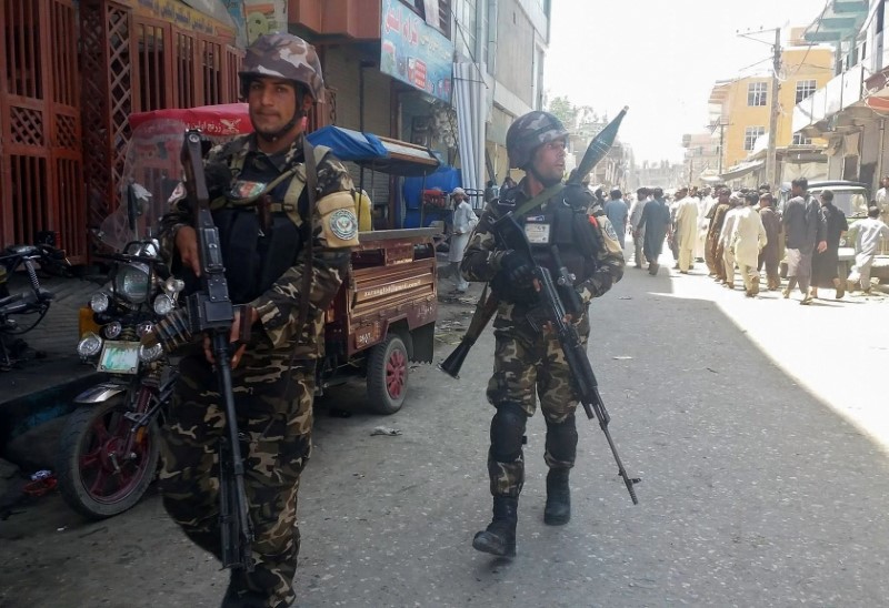 © Reuters. Afghan security forces arrive at the site of an attack in Jalalabad city