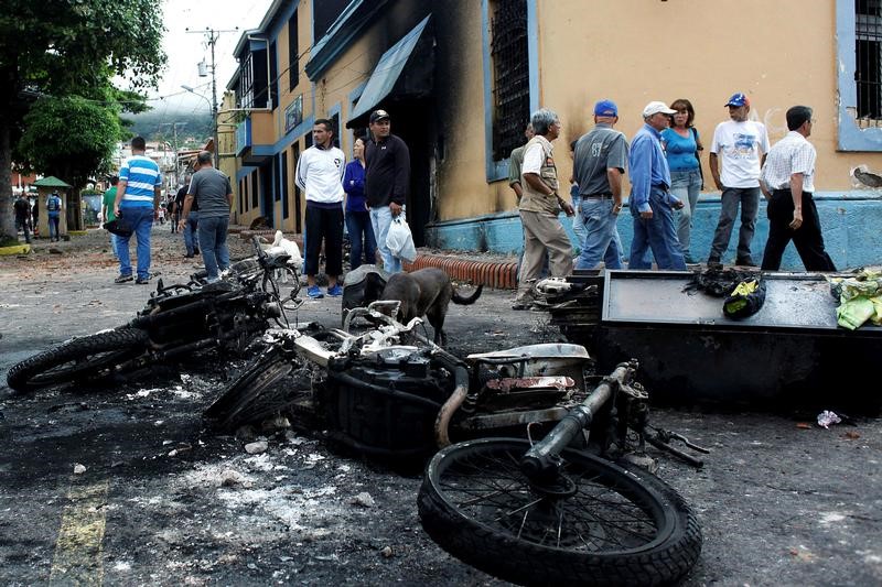 © Reuters. ارتفاع عدد قتلى احتجاجات فنزويلا إلى ما لا يقل عن 42