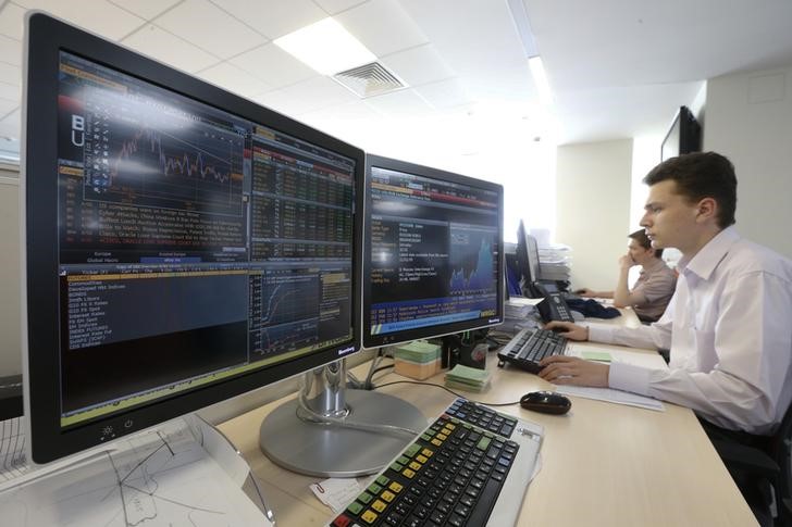 © Reuters. Traders work on the floor of the Moscow Exchange