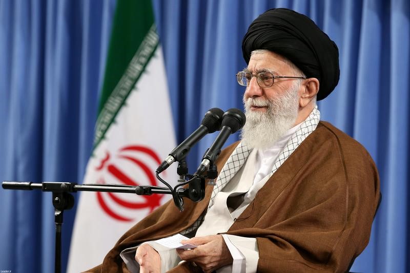 © Reuters. الزعيم الإيراني ينتقد العداء المتبادل بين المتنافسين في الانتخابات