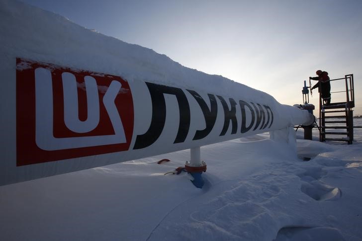 © Reuters. A worker checks the valve of an oil pipe at the Lukoil company owned Imilorskoye oil field outside the West Siberian city of Kogalym