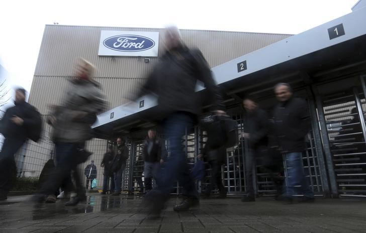 © Reuters. Рабочие покидают завод Ford Motor Co в Генке, Бельгия