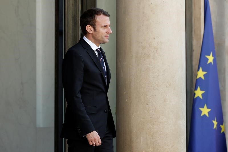 © Reuters. El presidente francés mezcla matices políticos al formar su gobierno