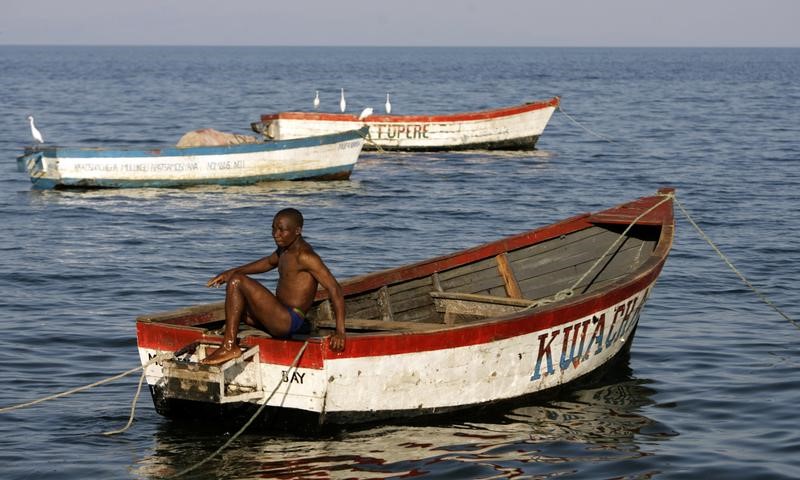 © Reuters. A fisherman prepares his boat on the banks of Lake Malawi about 100 kilometers east of the capital Lilongwe