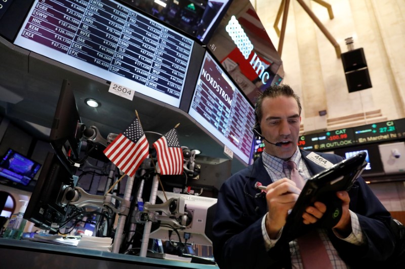 © Reuters. A trader works on the floor of the New York Stock Exchange in New York