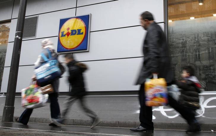 © Reuters. People walk past a Lidl supermaket in Paris