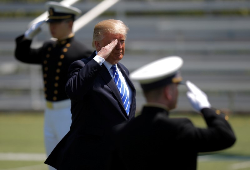 © Reuters. U.S. President Donald Trump arrives for the U.S. Coast Guard Academy commencement in New London