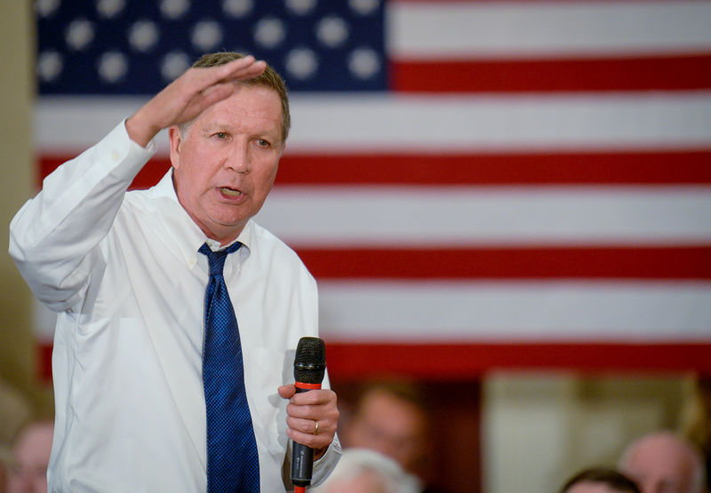 © Reuters. FILE PHOTO: U.S. Republican presidential Ohio Gov John Kasich speaks to a crowd during a campaign rally in Annapolis