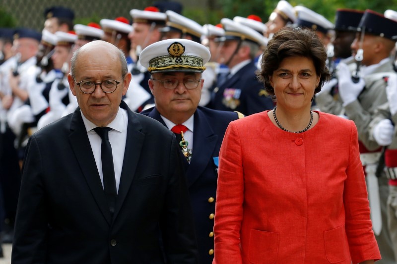 © Reuters. Jean-Yves Le Drian, outgoing French defence minister, and newly-appointed Foreign Minister and Minister for Europe, reviews the troops with newly-appointed Minister of the Army, Sylvie Goulard, as they attend a handover ceremony at the Defence Ministry