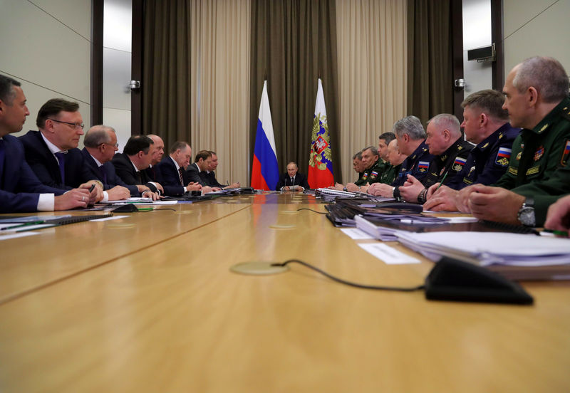 © Reuters. Russian President Putin chairs meeting with Defense Ministry top officials and defence industry representatives in Sochi